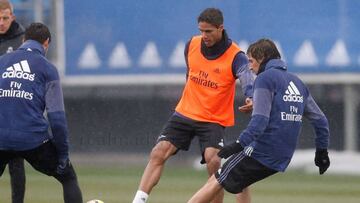 Cara y cruz para Zidane: Varane vuelve; James, al margen