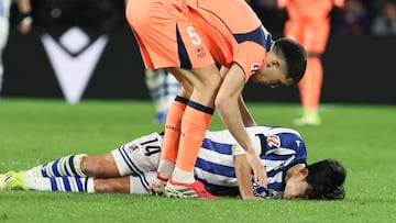 Take Kubo se quedó tendido sobre el césped lesionado en el Real Sociedad-Barcelona disputado en Anoeta.