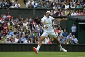 El tenista suizo Roger Federer se enfrenta al rumano Víctor Hanescu durante un partido de primera ronda del torneo de tenis de Wimbledon