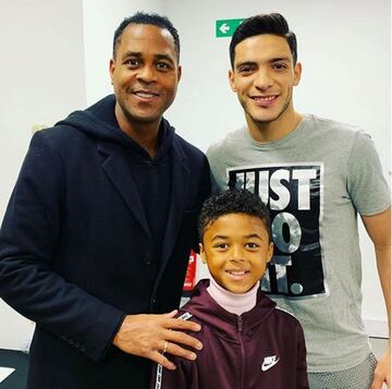 No cualquiera tiene una foto con Patrick Kluivert padre e hijo: Jiménez logró conseguirlo y lo presumió en sus redes