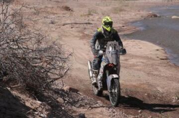 La décima etapa del Rally Dakar entre Chilecito y San Juan (Argentina).
El kuwaiti Hibraheem Alrubaian conduce su motocicleta KTM.