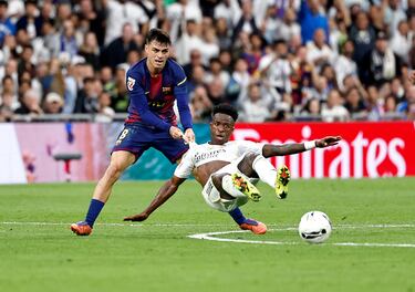 Pedri frena a Vinicius agarrándole de la camiseta, acción por la que el blaugrana vio la tarjeta amarilla.