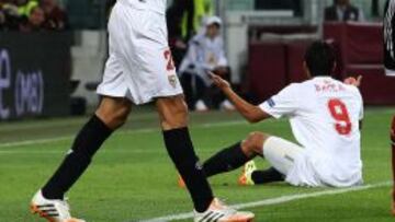 Fazio protesta una acción en la final de la Europa League.