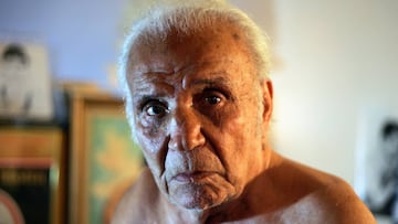 FILE PHOTO:    Former middleweight boxing champion Jake LaMotta poses in New York October 28, 2009. LaMotta learned to fight with an ice pick in his hand in a Bronx schoolyard, battering all the way in later life to a world middleweight title in an era of