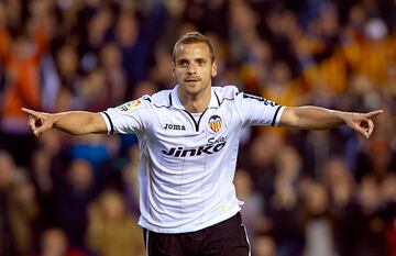 Pas車 por las categor赤as inferiores del Real Madrid, hasta debutar con el primer equipo donde permaneci車 hasta 2006, posteriormente volver赤a a jugar con el equipo blanco la temporada 2007-08. Fich車 por el Valencia en 2010 donde jug車 tres temporadas.