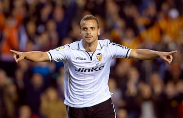 Pasó por las categorías inferiores del Real Madrid, hasta debutar con el primer equipo donde permaneció hasta 2006, posteriormente volvería a jugar con el equipo blanco la temporada 2007-08. Fichó por el Valencia en 2010 donde jugó tres temporadas.