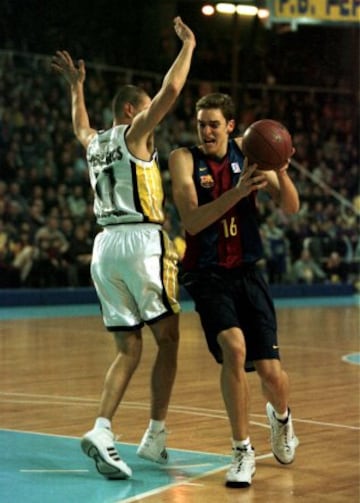 Pau Gasol comenzó a jugar como profesional en 1999 en el Barcelona (hasta 2001). Además ha jugado con los Memphis Grizzlies (2001-2008), Los Angeles Lakers (2008-2014) y con Chicago Bulls (2014-actualidad). Ganó dos veces la Liga y una Copa del Rey con el