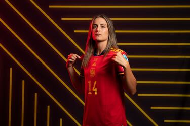 La capitana española y actual mejor jugadora del Mundo llegó a los 100 partidos el pasado viernes 1 de julio tras el partido contra Italia. Es la primera jugadora española en llegar a las 100 internacionalidades. Su trayectoria empezó en junio de 2013, en un partido contra Dinamarca previo a la Eurocopa de ese mismo año y desde entonces su palmarés es de 65 victorias y 29 goles, además de participar en dos ediciones de la Eurocopa y dos Mundiales.