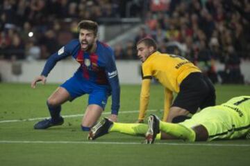 Villanueva sujeta a Piqué en el área. El árbitro Burgos Bengoetxea no pitó penalti.