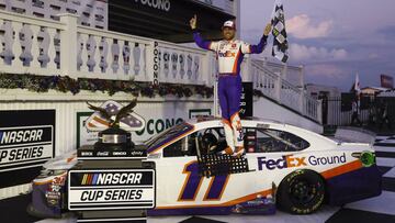 Denny Hamlin posa tras llevarse el triunfo en la tercera carrera de la jornada en Pocono. 