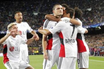  El defensa griego del Bayer Leverkusen, Kyriakos Papadopoulos celebra con sus compañeros, tras marcar el 0-1 durante el partido frente al FC Barcelona