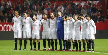 El Sevilla guarda un minuto de silencio antes del partido contra el Valencia.