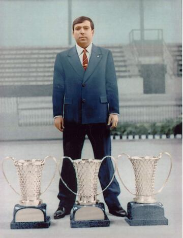 Posando con tres de los cuatro títulos de la Copa de Europa que ganó con el Real Madrid.