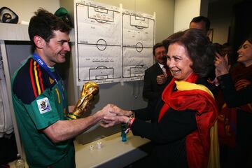 Felicitación de la reina Sofía a Iker Casillas por ganar el Mundial.