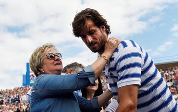 Feliciano López celebra la victoria con su madre Belén Díaz-Guerra.