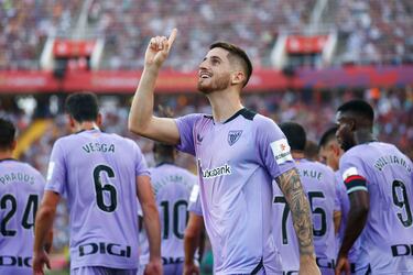 Oihan Sancet celebró su tanto ante el Barcelona con el que el Athletic Club se volvió a meter al partido ante el Barcelona de Flick.
EFE/Quique García