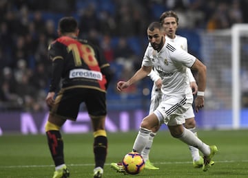 El jugador del Real Madrid Benzema con el balón ante Álvaro. 