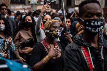 Cientos de personas protestaron en la plaza de  Sant Jaume en Barcelona para mostrar su disconformidad ante la brutalidad policial que acabó con el asesinato de George Floyd y protestar contra el racismo y la segregación racial.