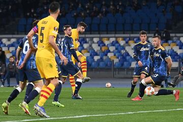 1-3. Gerard Piqué marca el tercer gol.