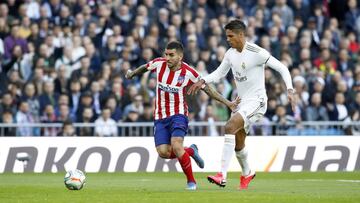 Correa corre ante Varane en el Madrid-Atl&eacute;tico. 