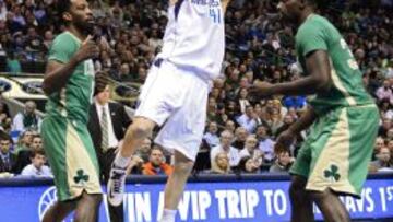 Dirk Nowitzki (c) de los Mavericks intenta un lanzamiento ante los Celtics.