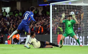 2-0 Jugadón Estêvão que recibe fuera del área, se interna, encara a Pau Cubarsí y a Alejandro Balde para finalizar con un derechazo imposible para Joan García.