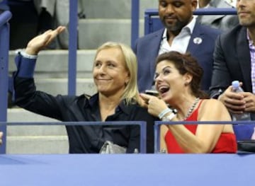 La extenista Martina Navratilova junto a la actriz Debra Messing.