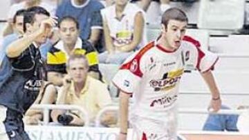 <b>GRANDES. </b>El portugués de ElPozo Joel en acción. Su equipo se juega el liderato en Santiago.