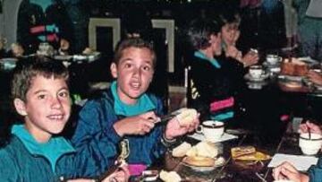 <b>EL BALÓN COMO PUNTO DE UNIÓN. </b>Sicilia y Rubén, a la derecha de la imagen, desayunan junto a Jorge (Las Palmas) y otro compañero.