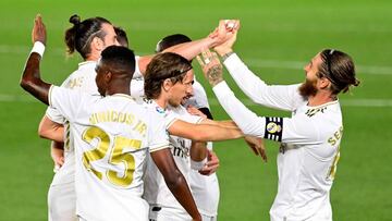 Real Madrid&#039;s Spanish defender Sergio Ramos (R) celebrates with teammates after scoring during the Spanish league football match real Real Madrid CF against RCD Mallorca at at the Alfredo di Stefano stadium in Valdebebas, on the outskirts of Madrid, 