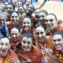 Torrens y Nicholls mantienen la marcha inmaculada de España