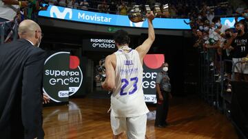 Sergio Llull se despide del p&uacute;blico del Santiago Mart&iacute;n con los t&iacute;tulos de la Supercopa y MVP.