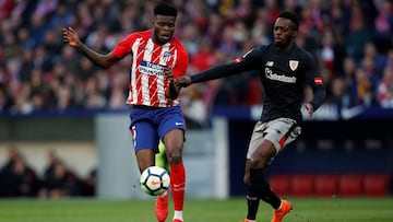 Thomas, que est&aacute; apercibido, ante I&ntilde;aki Williams en el partido de Liga que enfrent&oacute; al Atl&eacute;tico y al Athletic.