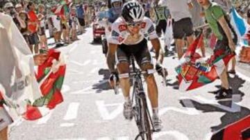 Carlos Sastre en pleno ascenso del Alpe d'Huez