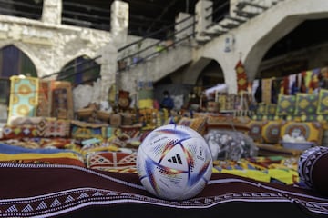 El color audaz y vibrante y los gr¨¢ficos colocados en un fondo nacarado reflejan la velocidad cada vez mayor del juego. Al Rihla se traduce como "el viaje" en ¨¢rabe y se ha inspirado en la arquitectura, los barcos ic¨®nicos y la bandera de Qatar.