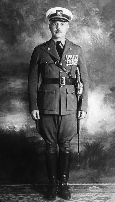 Rafael Leónidas Trujillo era el jefe del Ejército Nacional de la República Dominicana cuando, en 1930, se produjo un golpe de estado militar que derrocó al presidente Horacio Vásquez. Salió elegido, de manera fraudulenta, en las elecciones que se celebraron después y gobernó dictatorialmente el país hasta 1961, año de su asesinato. Su dictadura se basó en una fuerte represión política, el culto a su personalidad y manipulación y el control total sobre las instituciones del estado.