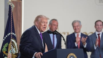 Mientras Washington apunta a California por un presunto desvío de $1,300 en Medicaid, Sacramento contraataca con denuncias y un cruce político que enciende el debate nacional. REUTERS/Al Drago