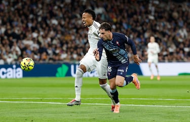 El defensa brasileño se rompe tras  una carrera desesperada para evitar el mano a mano de Pablo Durán con Thibaut Courtois.