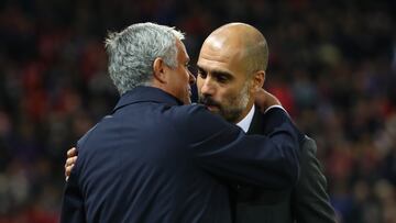 José Mourinho y Pep Guardiola se saludan antes de un partido.