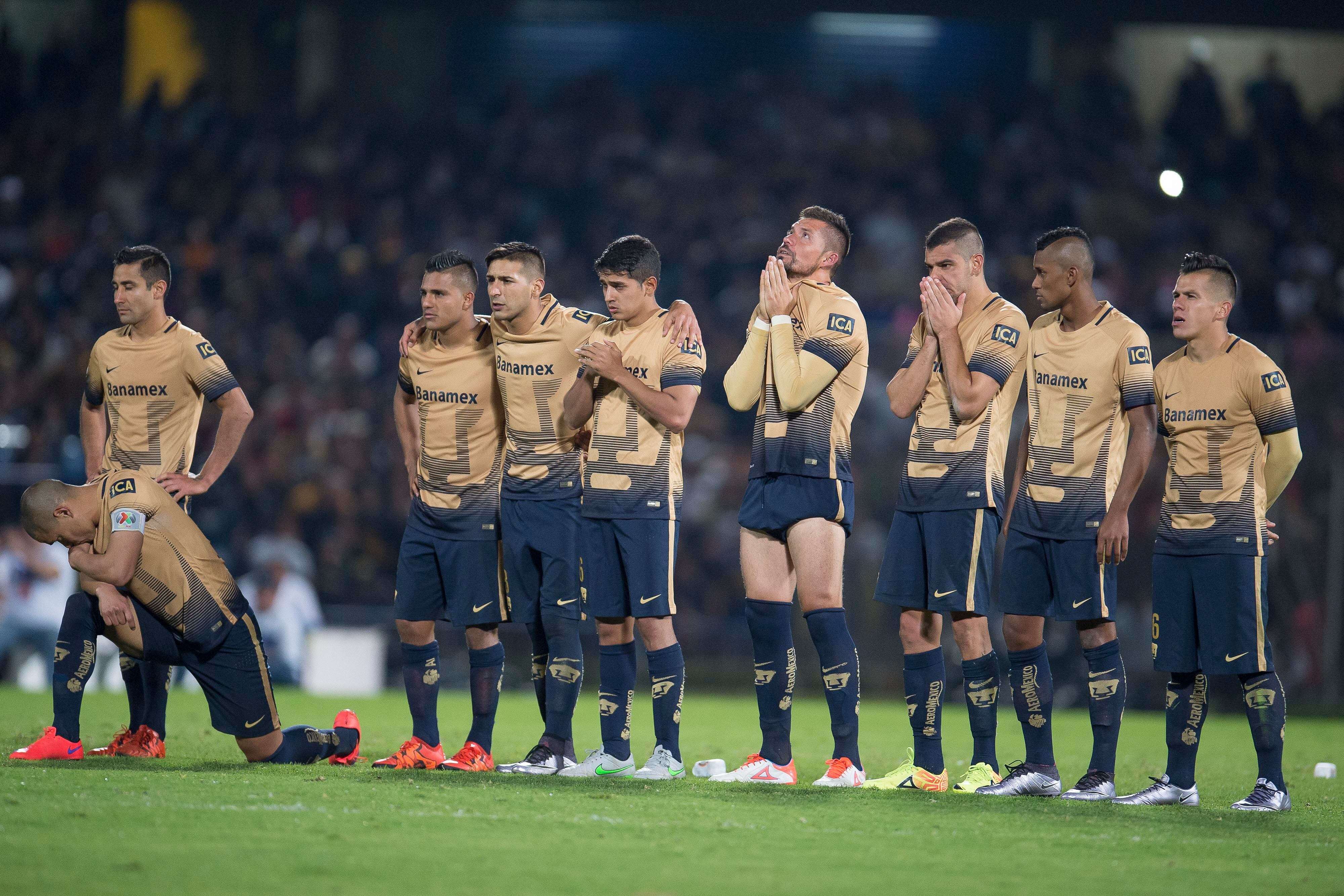 Action photo during the match Pumas UNAM vs Tigres UANL, corresponding to second leg match of the Great Final of Apertura 2015 League BBVA Bancomer MX at Olympic Universitary Stadium.   Foto de accion durante el partido Pumas UNAM vs Tigres UANL, correspondiente al partido de vuelta de la Gran Final del Torneo Apertura 2015 de la Liga BBVA Bancomer MX en el Estadio Olimpico Universitario, en la foto: (i-d), Luis Fuentes, Dario Veron, Javier Cortes, Victor Ismael Sosa, Gerardo Alcoba, Dante Lopez, Gerardo Alcoba, Fidel Martinez y Marcelo Alatorre de Pumas   13/12/2015/MEXSPORT/Jorge Martinez.