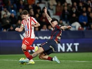 VALENCIA, 31/01/2026.- El delantero argentino del Atlético de Madrid, Julián Álvarez (i), intenta llevarse el balón ante el defensa uruguayo del Levante, Alan Matturro, durante el encuentro correspondiente a la jornada 22 de LaLiga EA Sports entre Levante UD y Atlético de Madrid celebrado este sábado en el Estadio Ciutat de València. EFE/ Biel Aliño