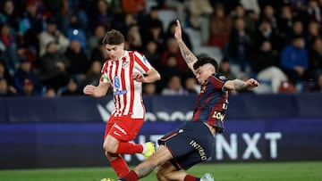 VALENCIA, 31/01/2026.- El delantero argentino del Atlético de Madrid, Julián Álvarez (i), intenta llevarse el balón ante el defensa uruguayo del Levante, Alan Matturro, durante el encuentro correspondiente a la jornada 22 de LaLiga EA Sports entre Levante UD y Atlético de Madrid celebrado este sábado en el Estadio Ciutat de València. EFE/ Biel Aliño