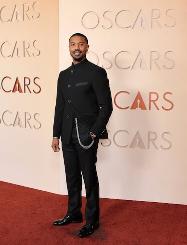 Michael B. Jordan posa en la alfombra roja del Dolby Theatre.