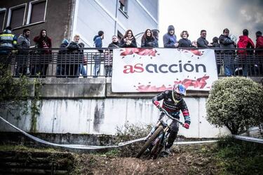 Iraitz Etxebarria y Andrea Farias, campeones del Bilbao Downhill