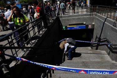 Un trabajador del metro pasa por debajo de una cinta de barricada para entrar en la estación de metro de Legazpi, después de que el metro fuera cerrado durante un corte de energía, en Madrid, España.
