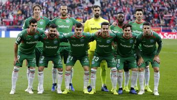 Formación albiazul en el Wanda