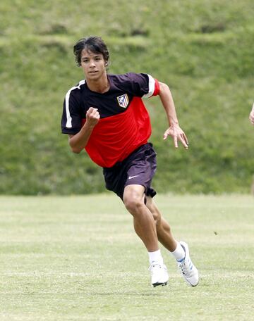 Con trece años entró a formar parte de la cantera del Atlético de Madrid tras superar las pruebas de acceso.