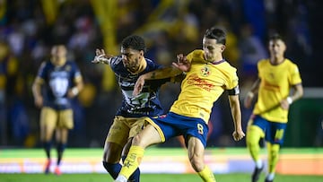 Jose Caicedo (L) of Pumas fights for the ball with Alvaro Fidalgo (R) of Americaduring the 10th round match between America and Pumas UNAM as part of the Liga BBVA MX, Torneo Apertura 2024 at Ciudad de los Deportes Stadium on September 29, 2024 in Mexico City, Mexico.