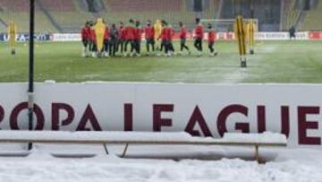 <b>ESTAMPA INVERNAL. </b>El equipo, bajo la nieve. El frío no acobardó a los hinchas ni a Urrutia.