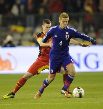 Bélgica-Japón. Thomas Vermaelen tras Keisuke Honda.